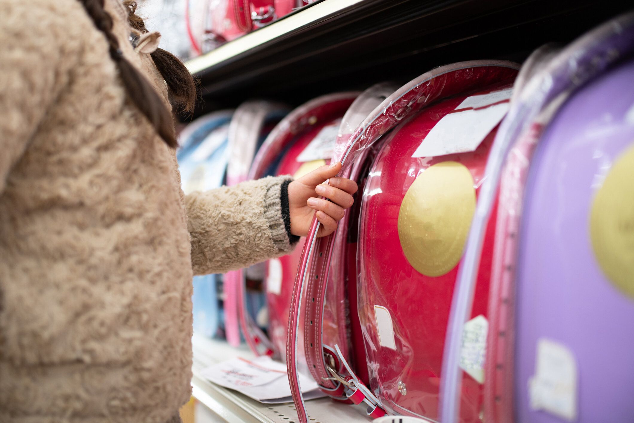 スクールバッグを選ぶ子供