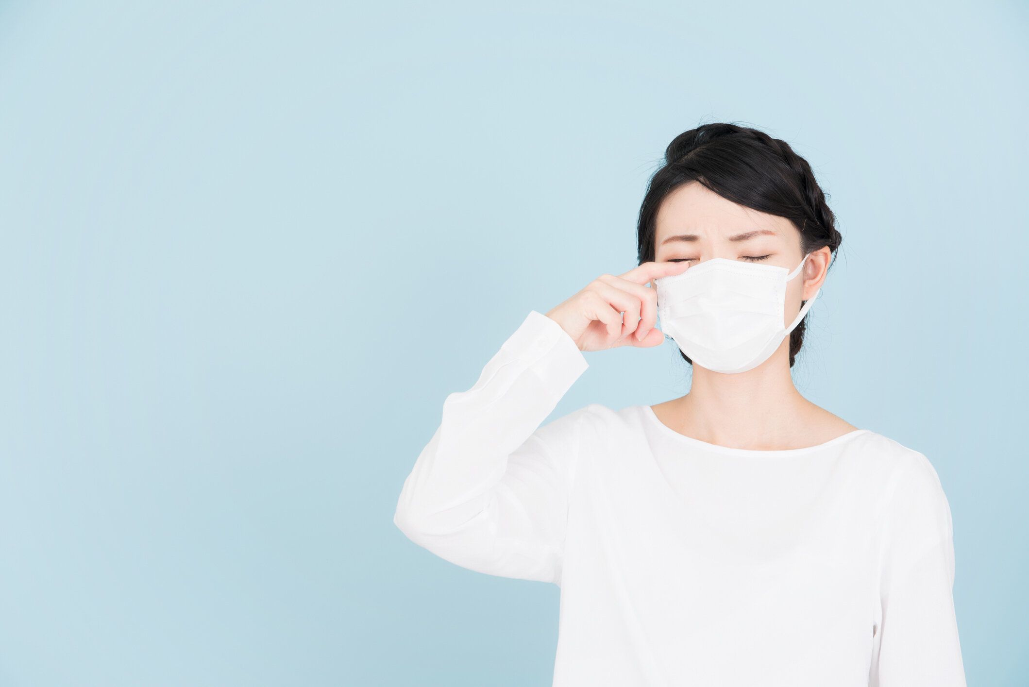 花粉症の若い女性