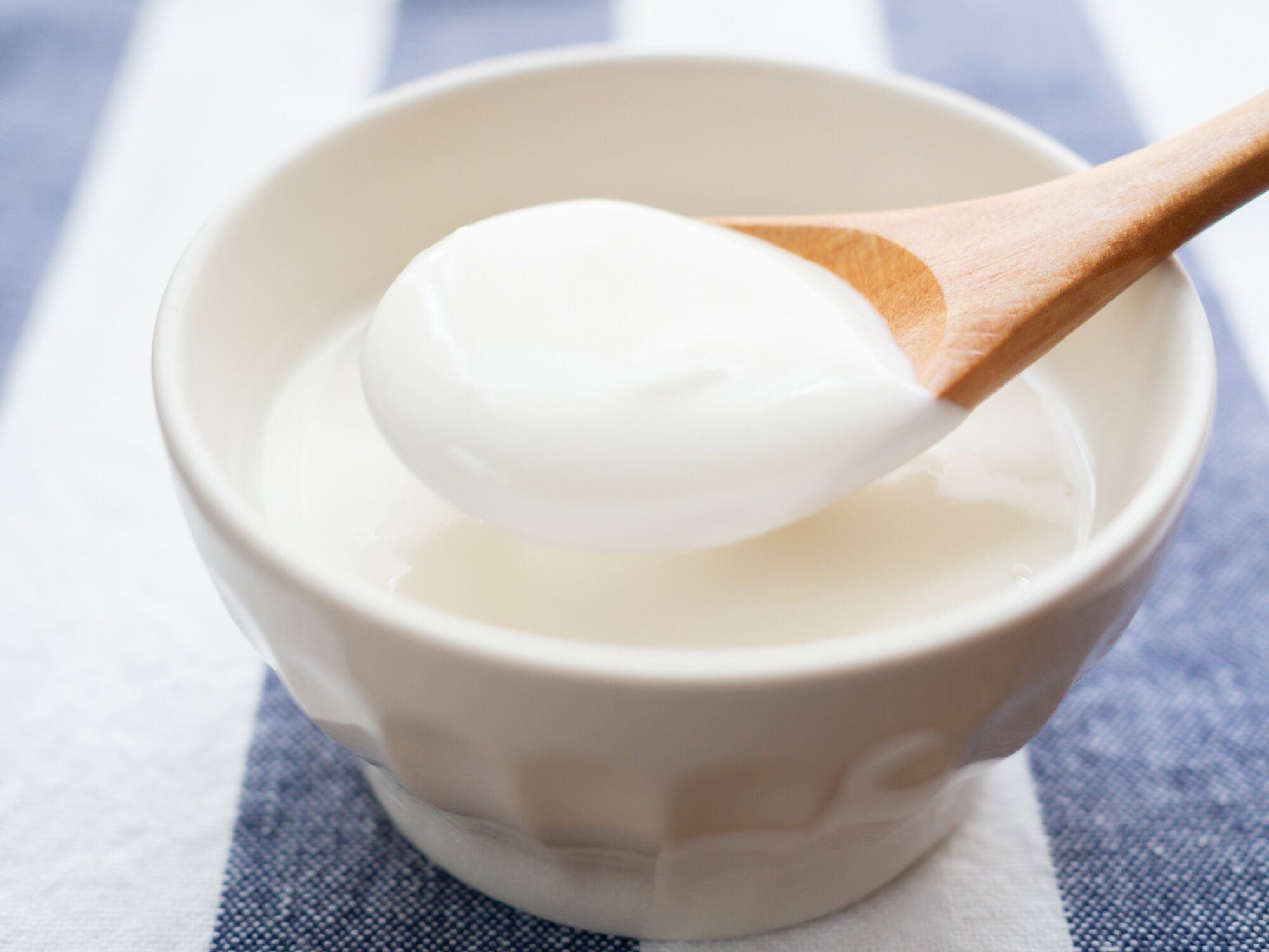 スプーンでヨーグルトをすくい