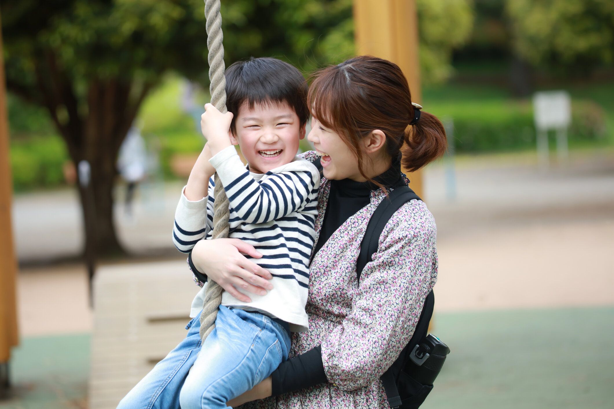 ターザンロープで遊ぶ親子