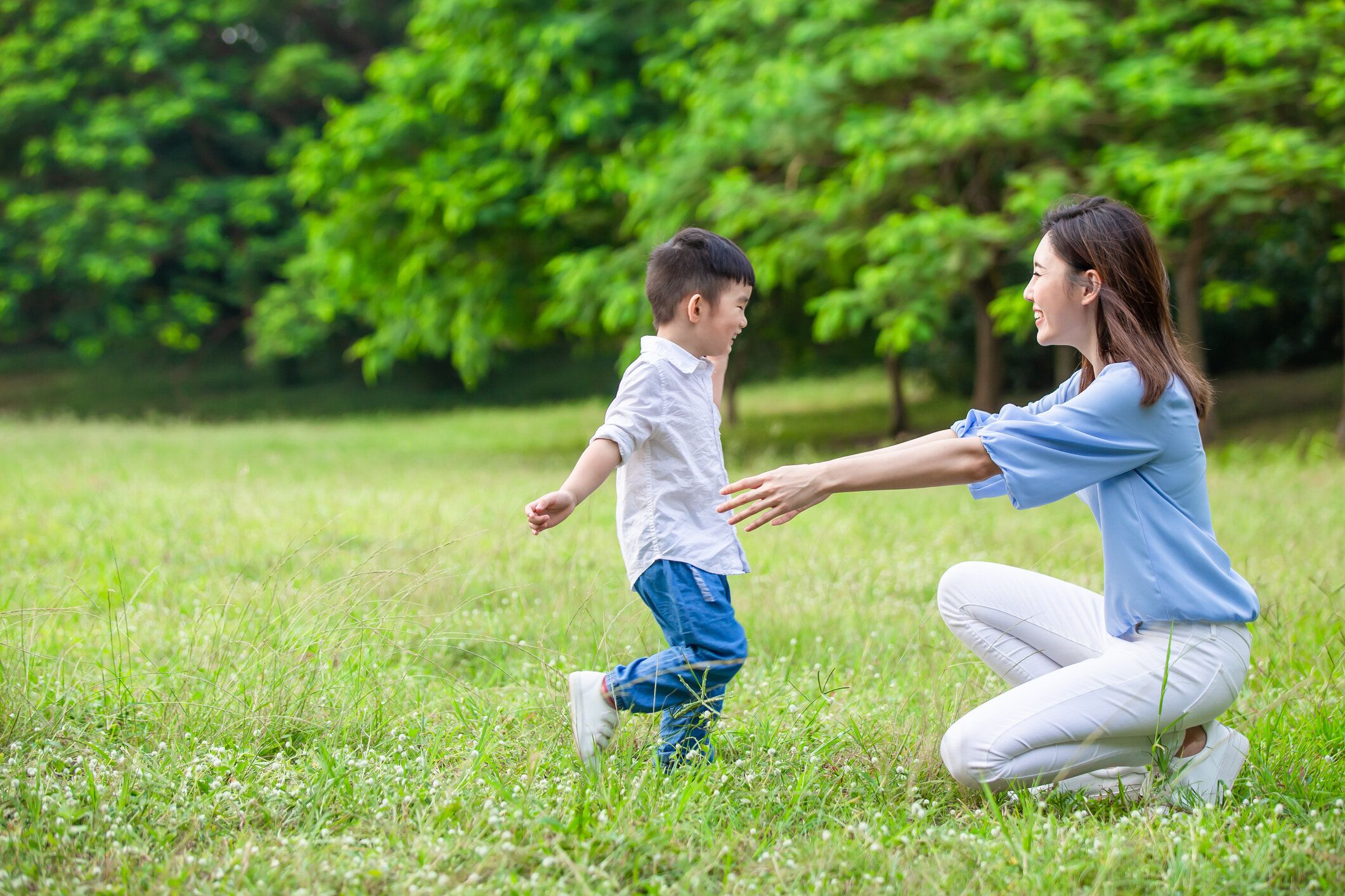 少年は彼のお母さんに実行します