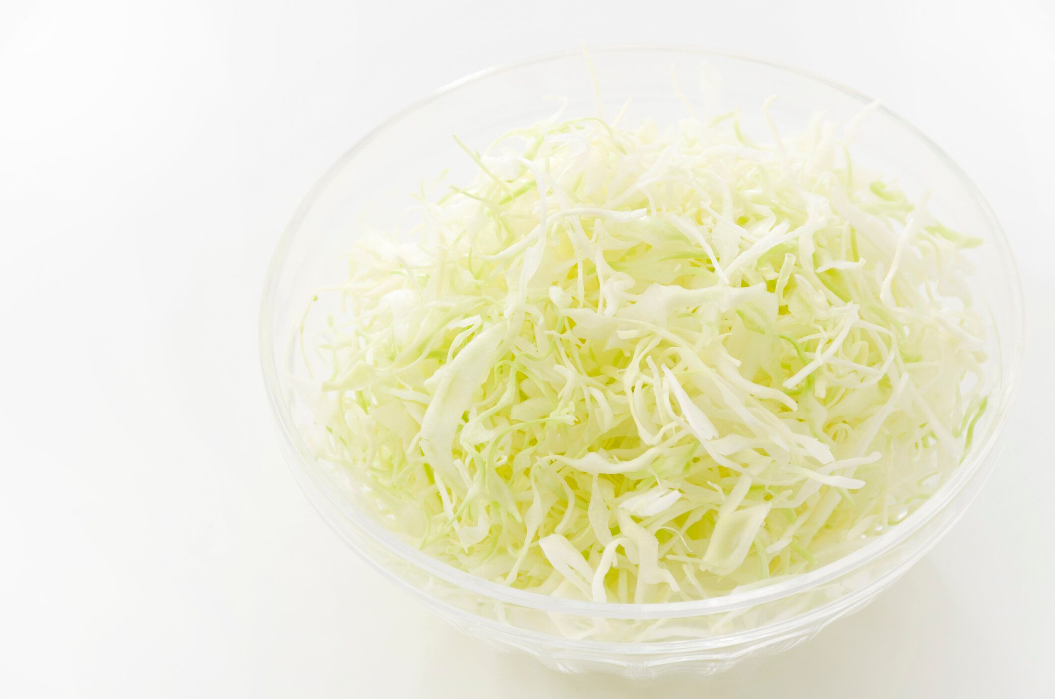 プラスチック製のボウルにキャベツの千切り