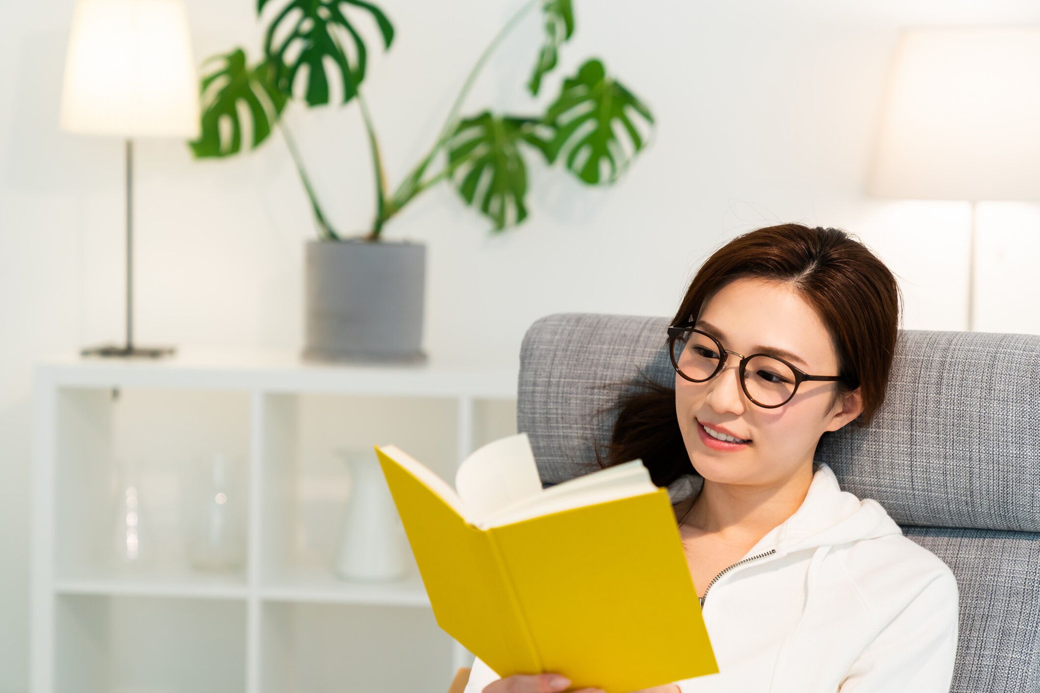 本を読むアジア人女性