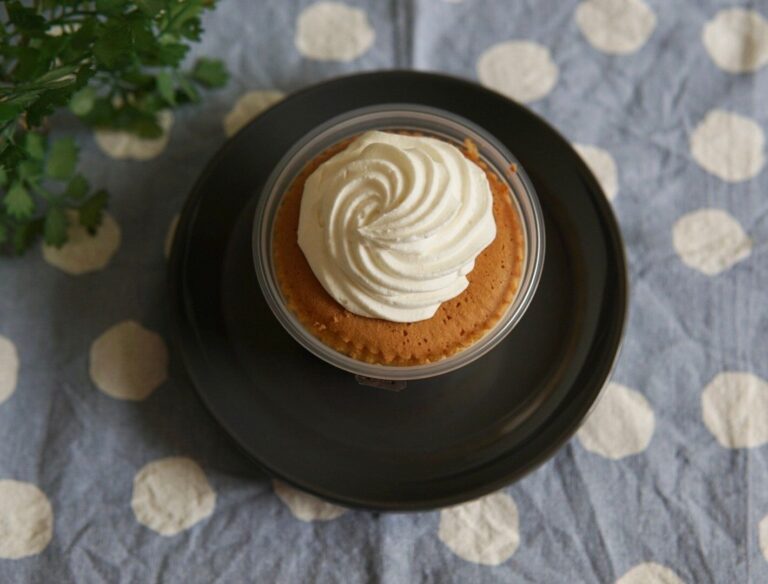 【ローソン】上にも下にもクリームたっぷり、シフォンはしっとり「おぼれクリームのシフォンケーキ」