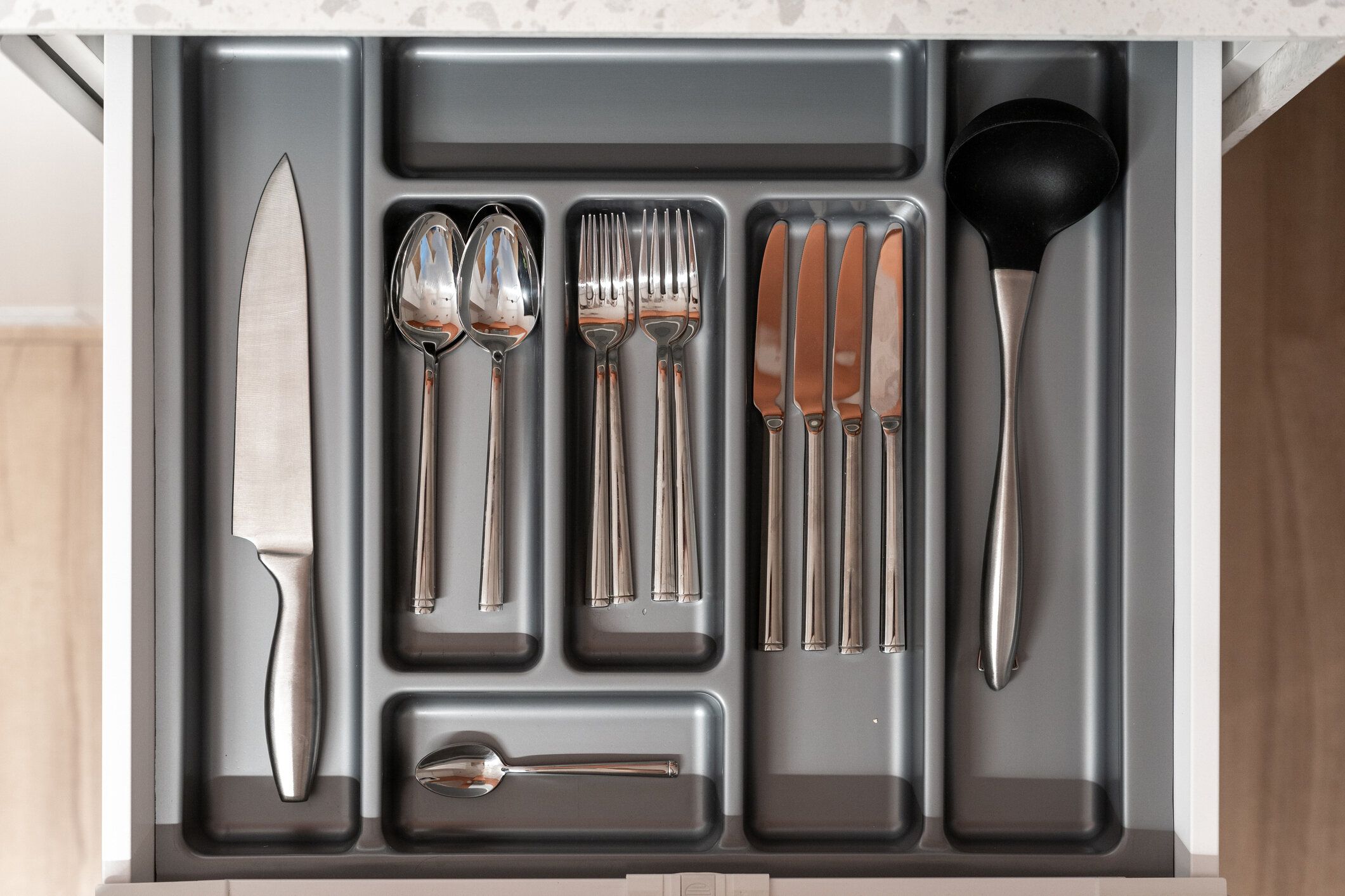 誰もいないキッチン、引き出しの中のきれいな食器。