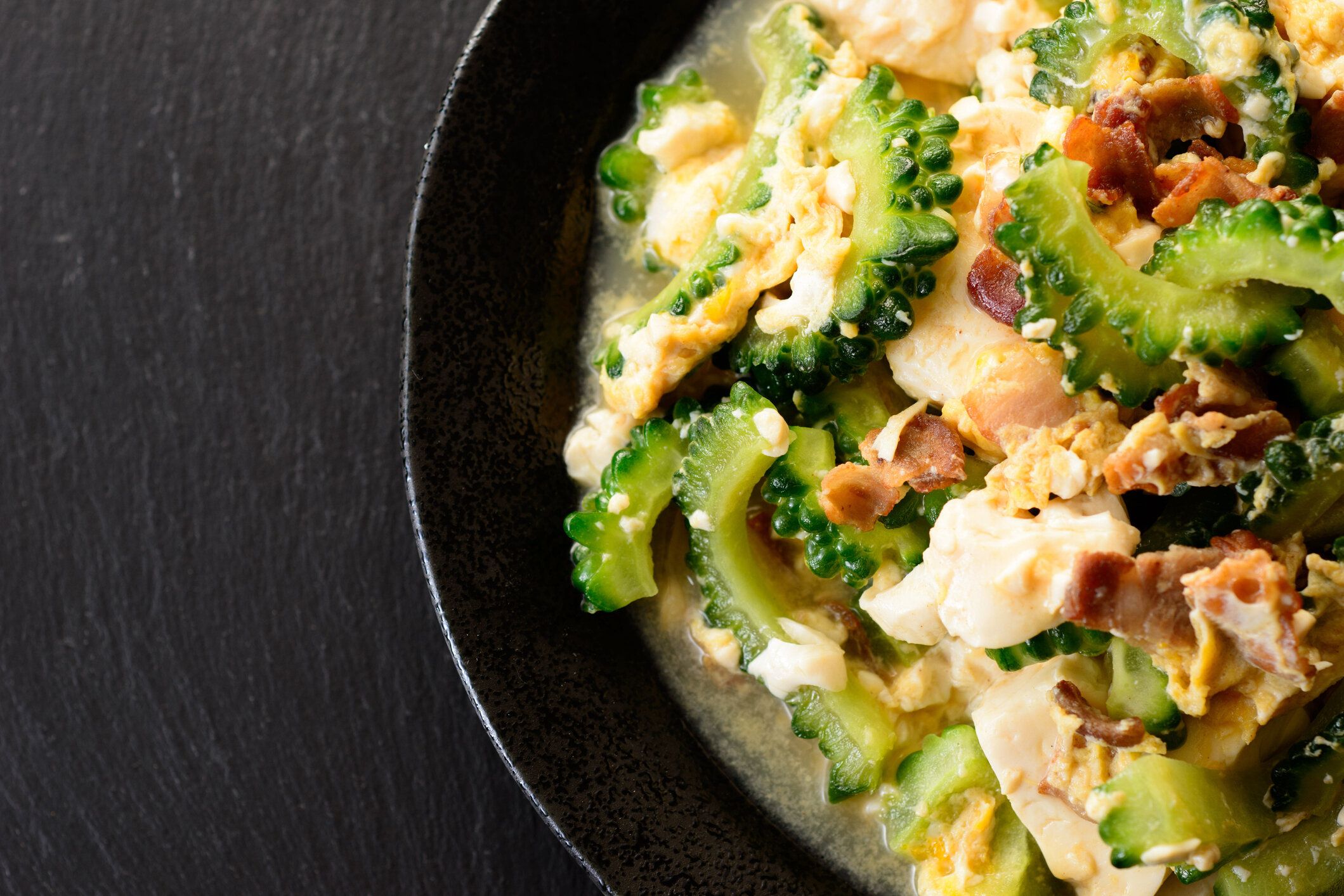 豚肉、豆腐、卵で炒めたビターメロン。