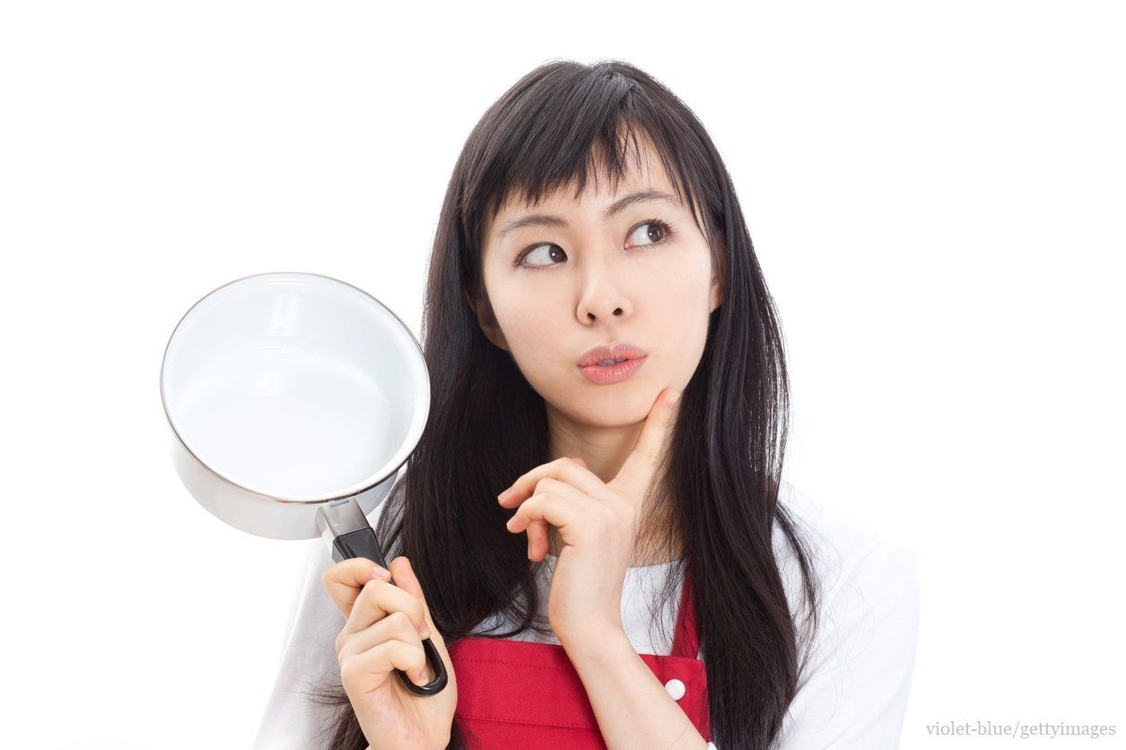 何を作ろうか考える女性