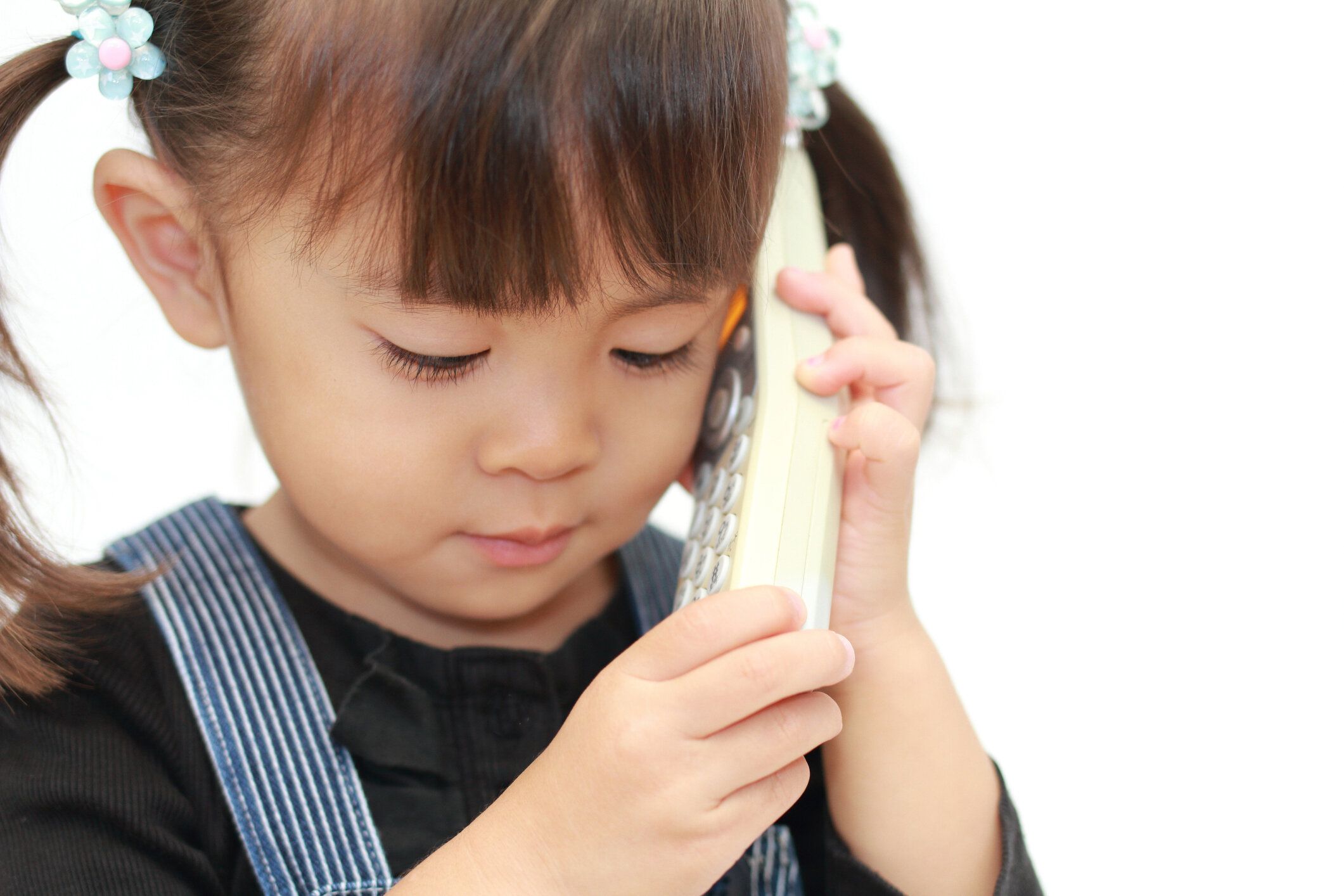 日本の女の子 (3 歳) 携帯電話で話しています。