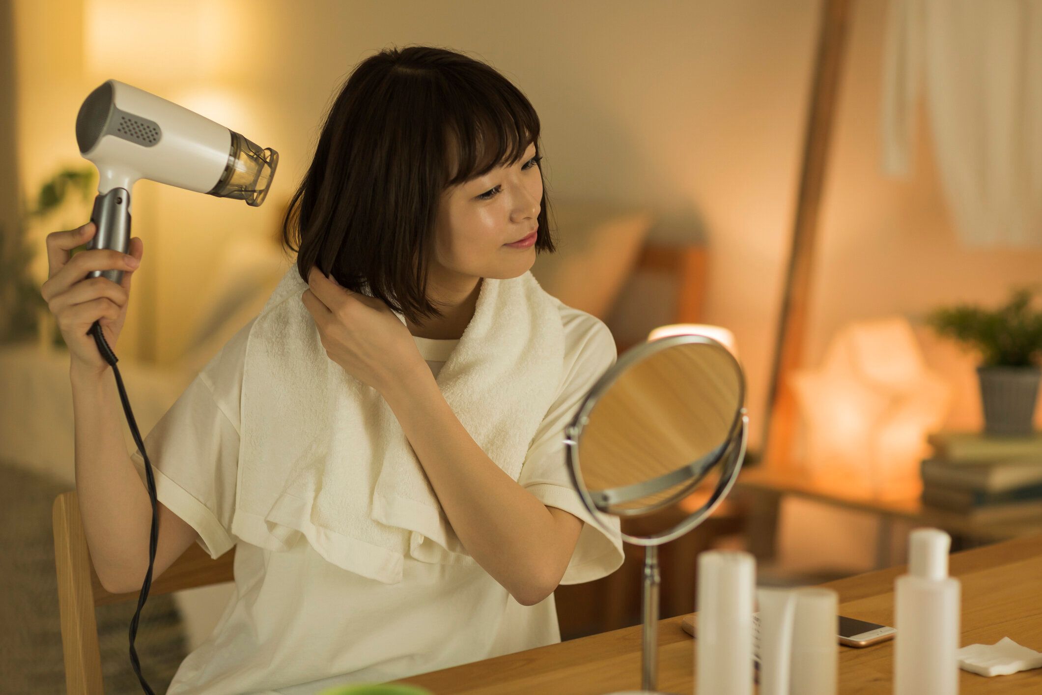 自宅で過ごす若い女性