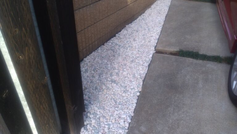 今がチャンス！土がむき出しで雑草だらけのスペースに対策をしてみました