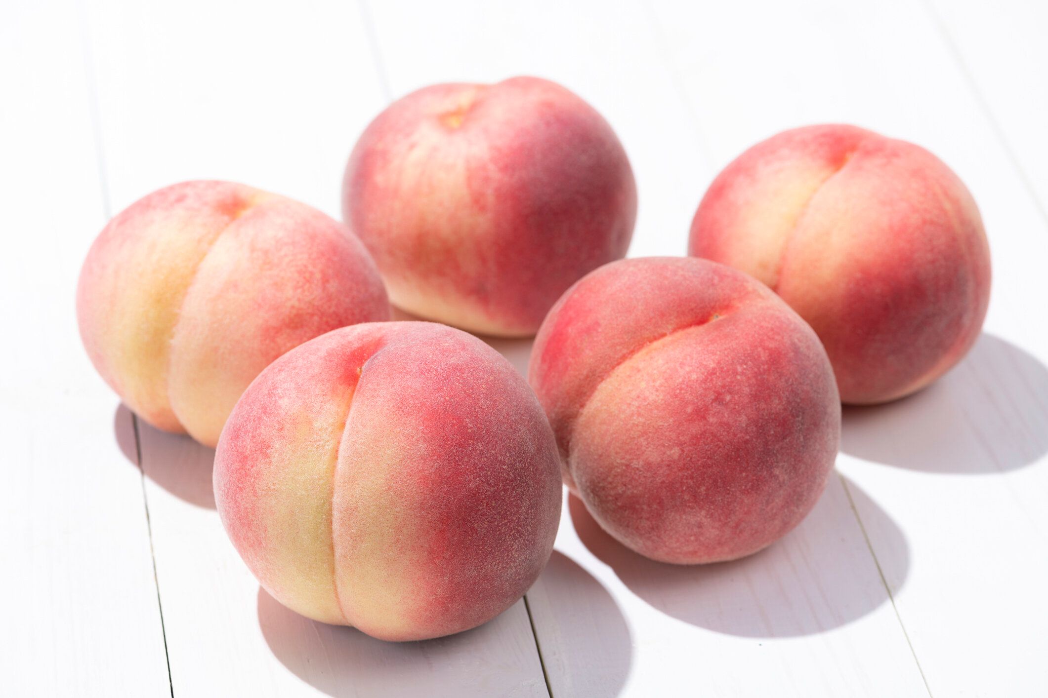 ホワイトボードに桃。夏のフルーツ。