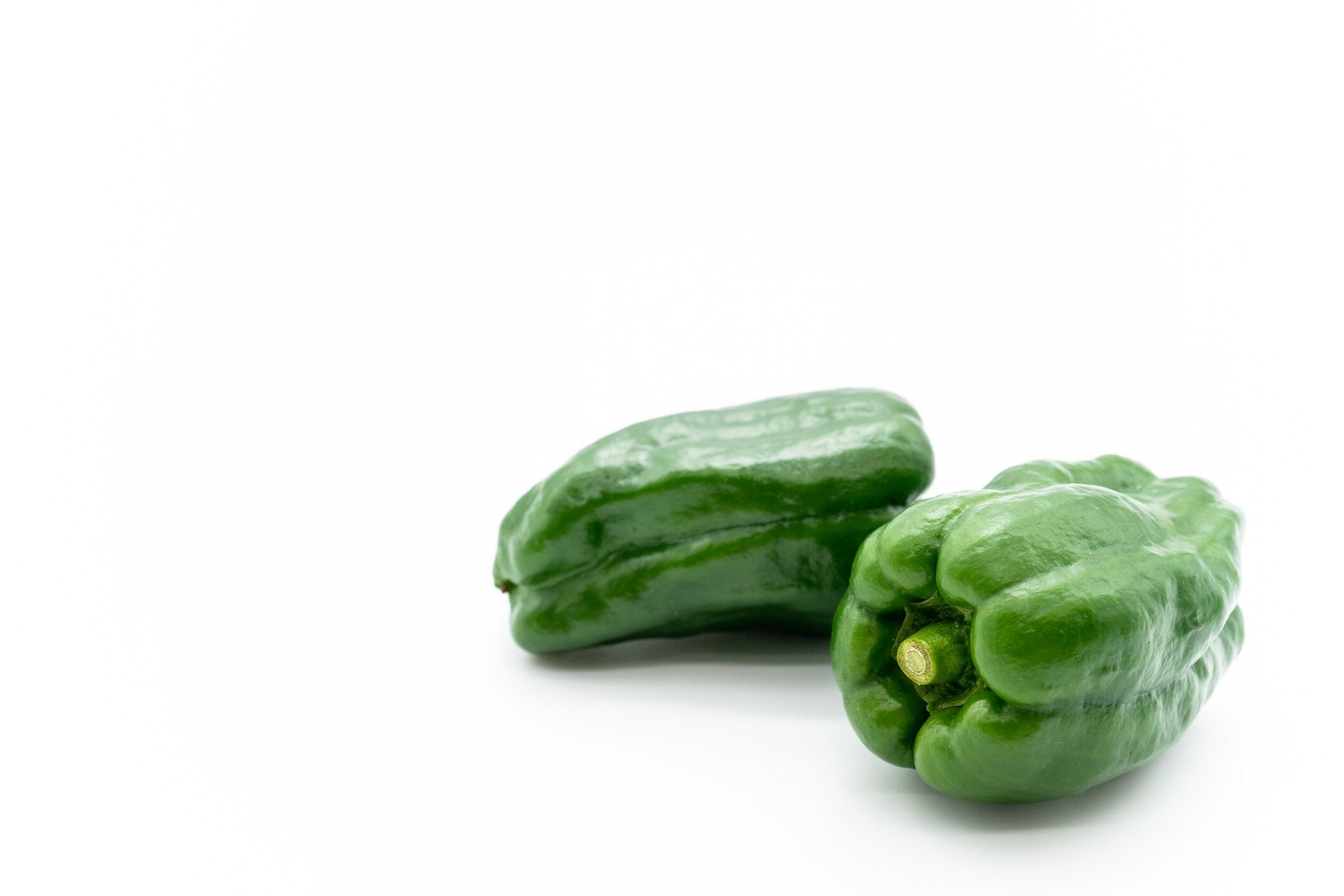 白い背景にピーマン