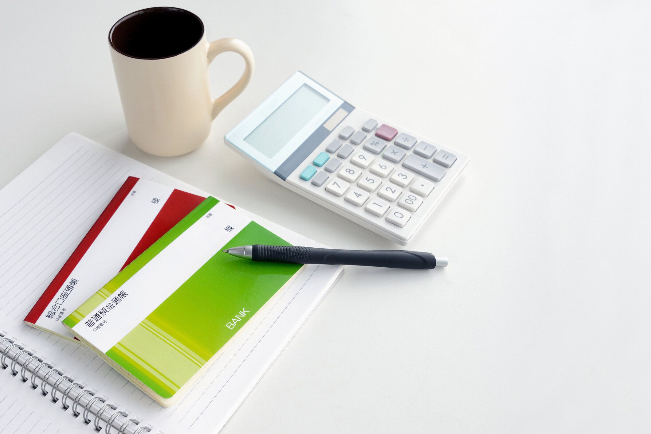 テーブルの上の日本の通帳と電卓