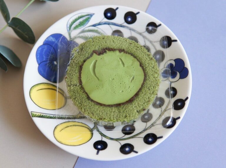 【ローソン】定番大人気商品が、老舗お茶ブランド「森半」とコラボ。お抹茶の濃厚な旨味が詰まったクリームがたまらない「お抹茶ロール」