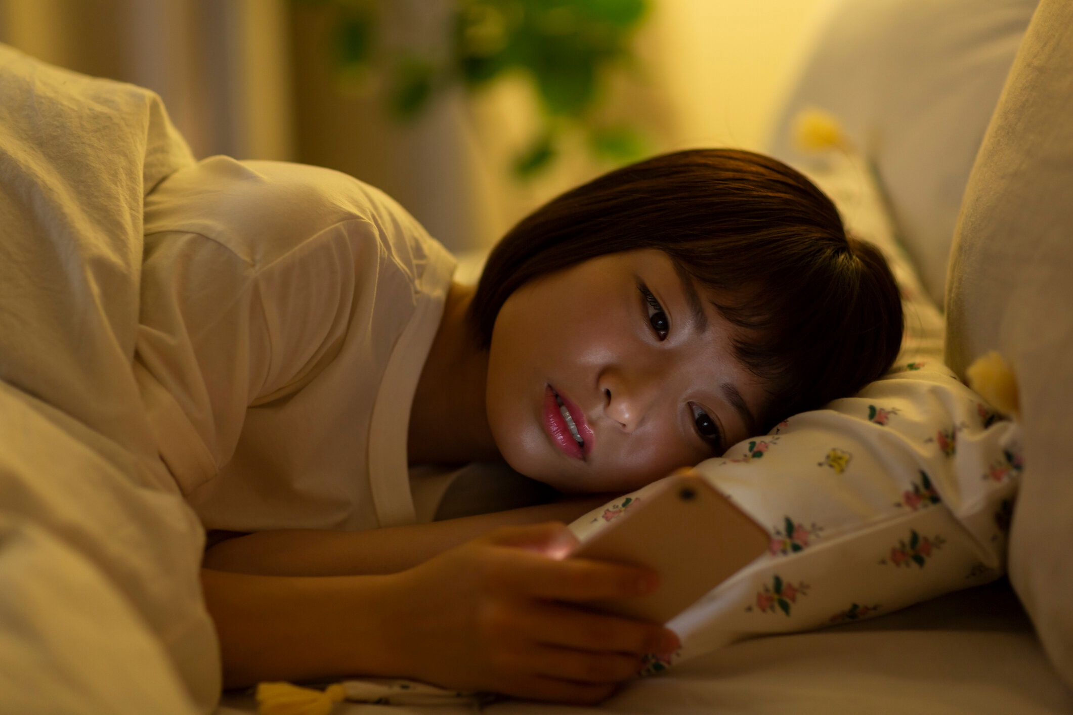 自宅で過ごす若い女性