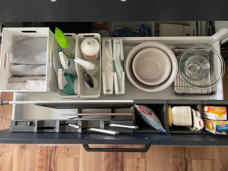 キッチンの引出し収納のコツをプロが伝授！シンク下やコンロ下を上手に使おう