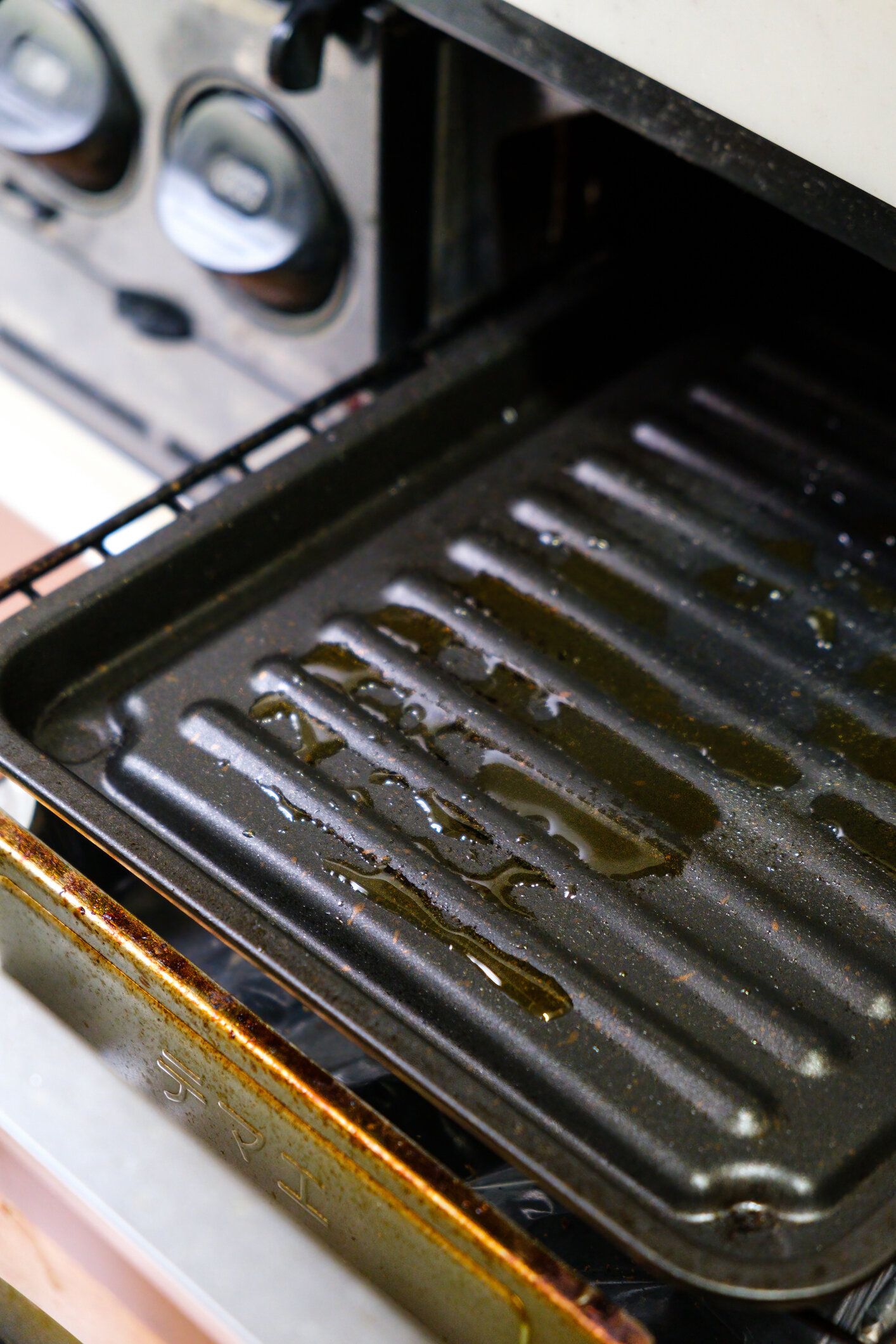 キッチンで汚れた家庭用ガスストーブ