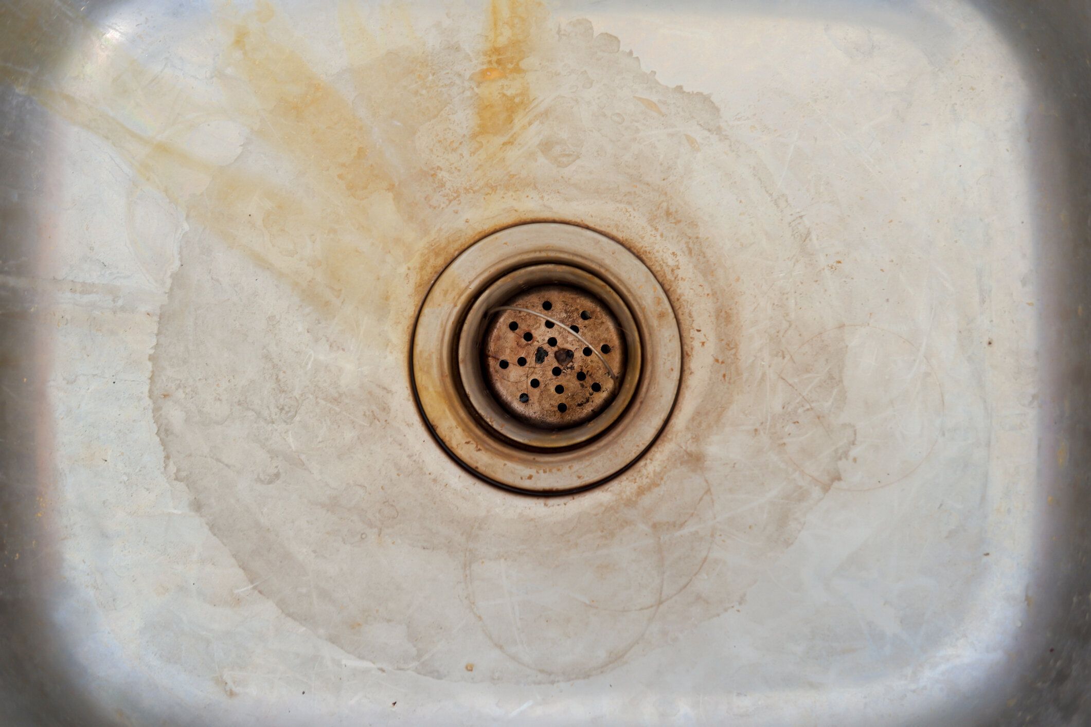 錆びた汚れたステンレス鋼の流し