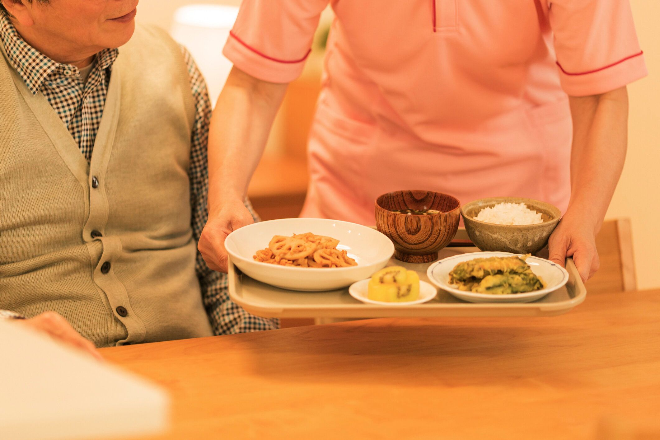 食事の準備をする介護者