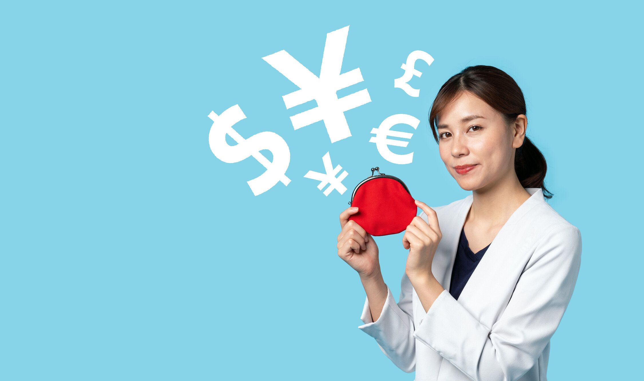 小銭入りを持つ若いアジアの女の子。