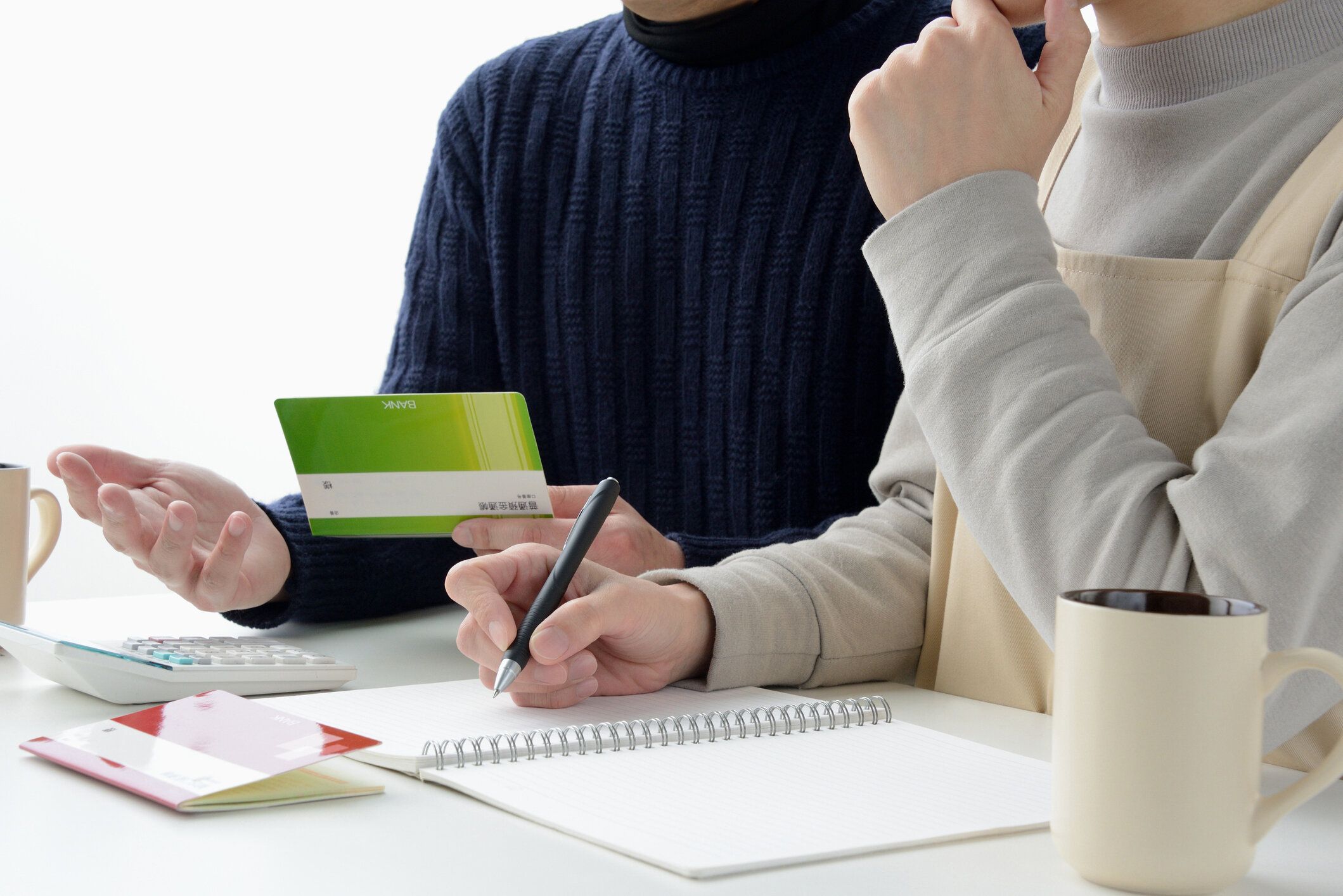 生活費について話す日本のカップル