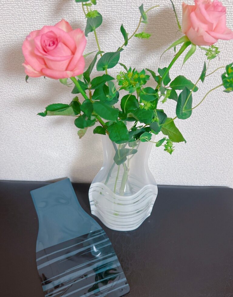 ダイソーの「折りたたみフラワーベース」がおしゃれで便利！