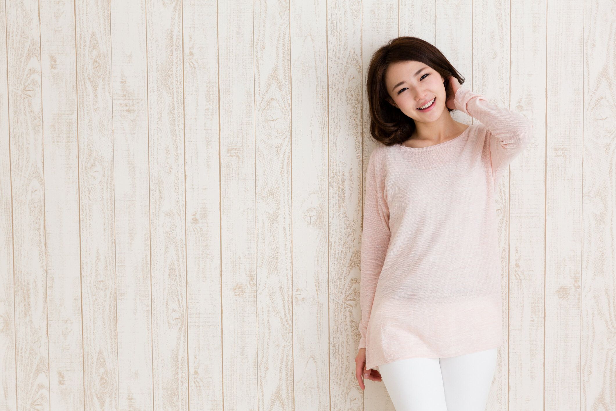 若いアジア女性のリビング ルームでリラックス