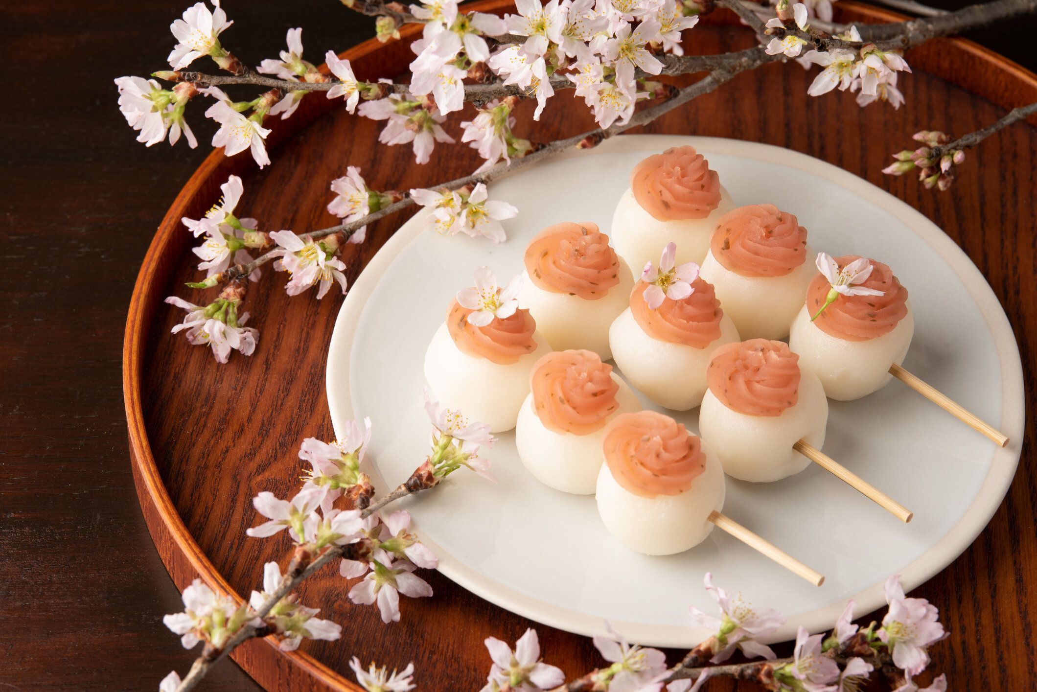 和菓子:桜の山のジャムと餃子