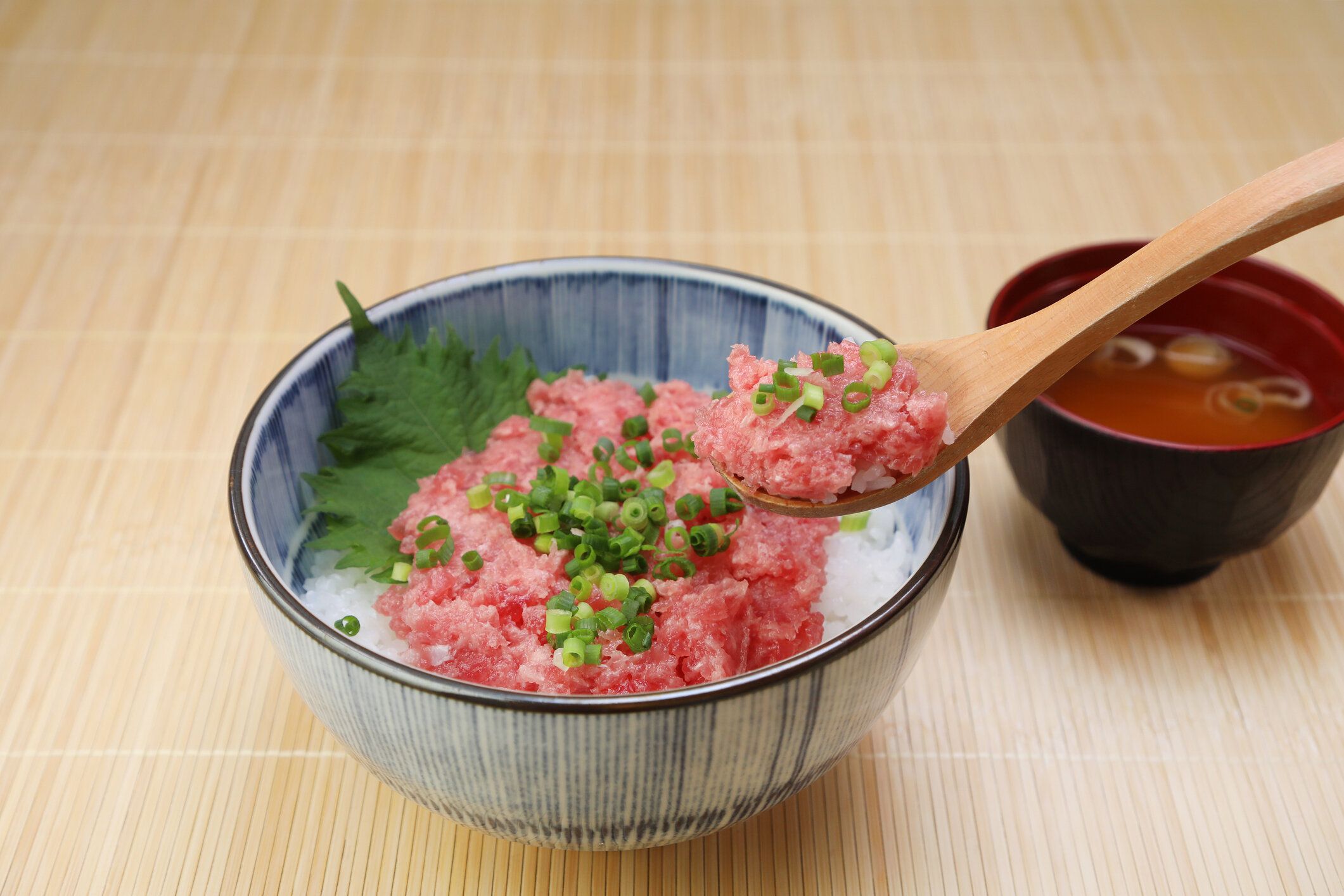 ご飯にマグロのペーストを入れたボウル