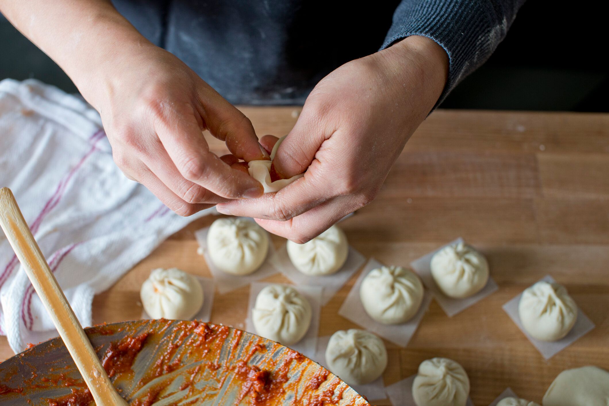 豚肉餃子は手巻きされています。古典的な点心前菜のお気に入り。餃子生地に詰めた味付け豚肉。