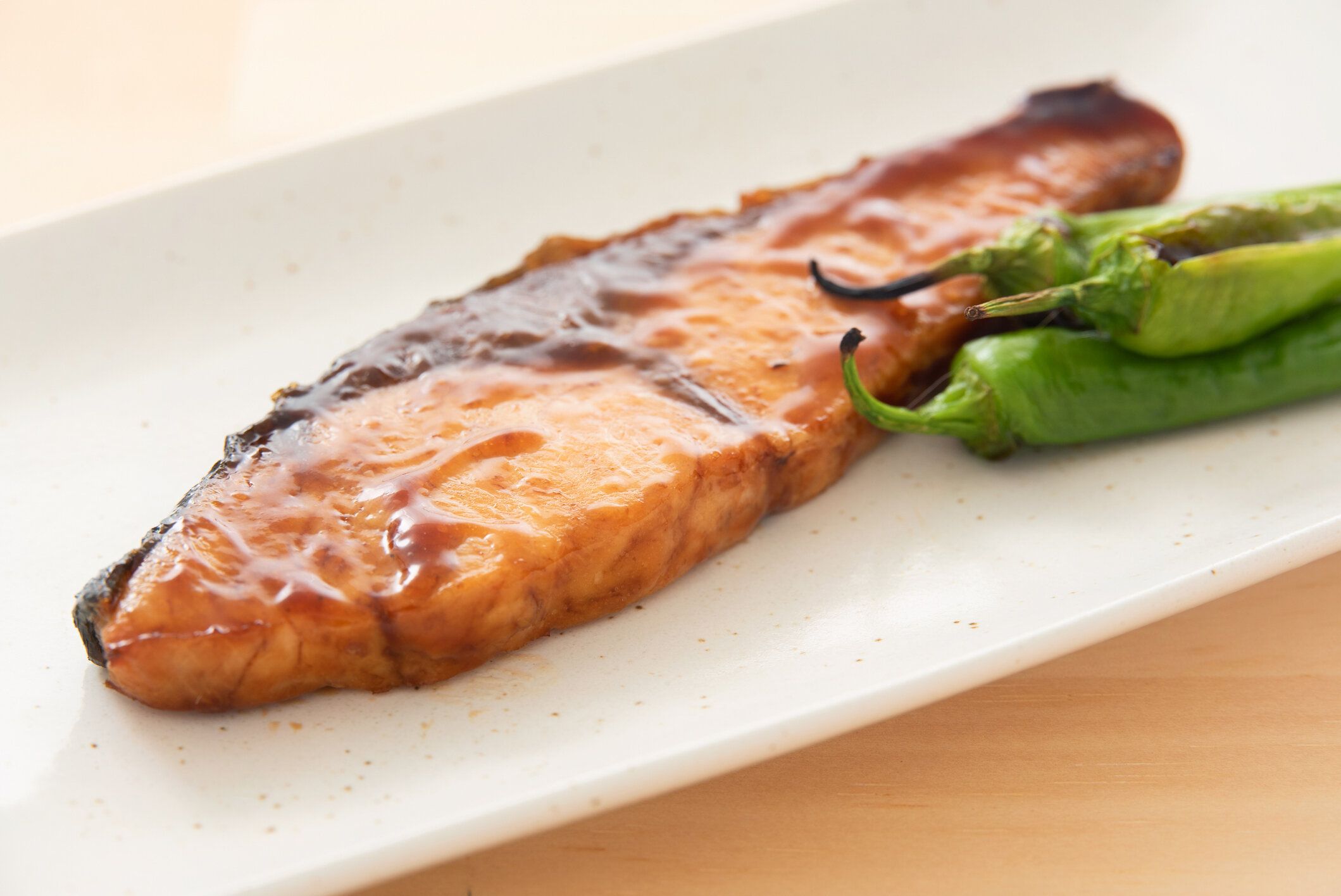 日本食、黄色い尾の照り焼き