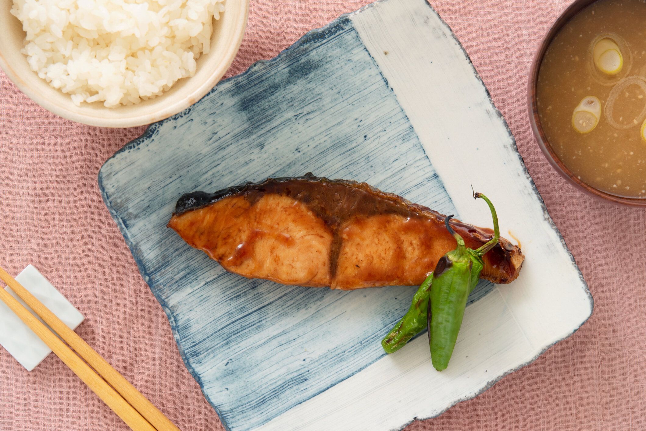 日本食、黄色い尾の照り焼き
