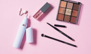 【ダイソー名品10選】プロのメイクさんも使ってる「血色よく見せ」グロスも安定の100円