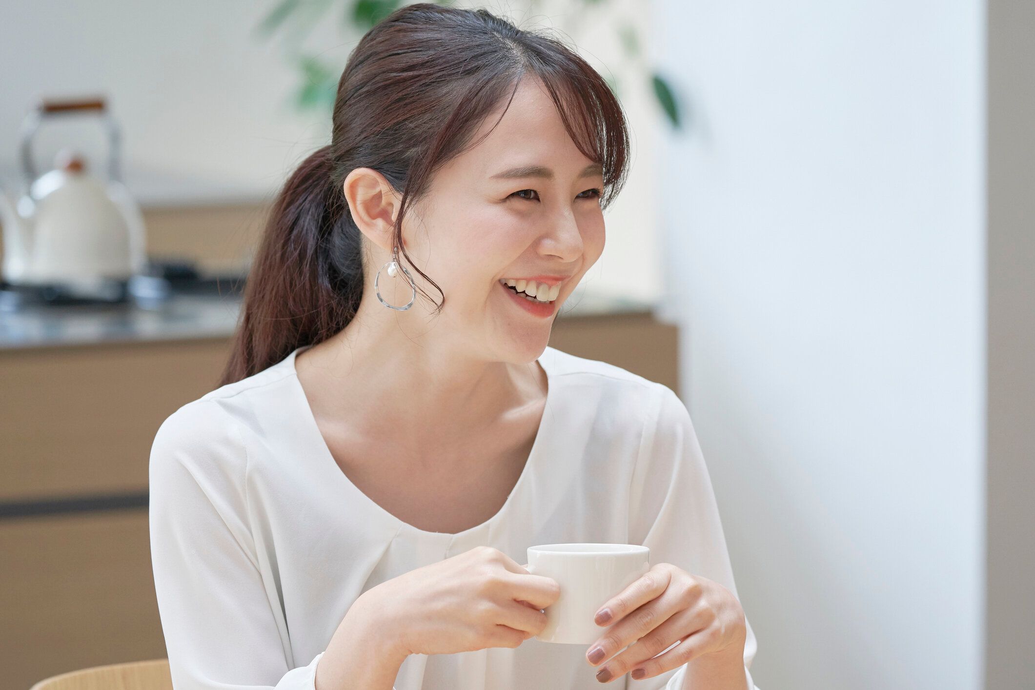 自宅で微笑むアジアの女性