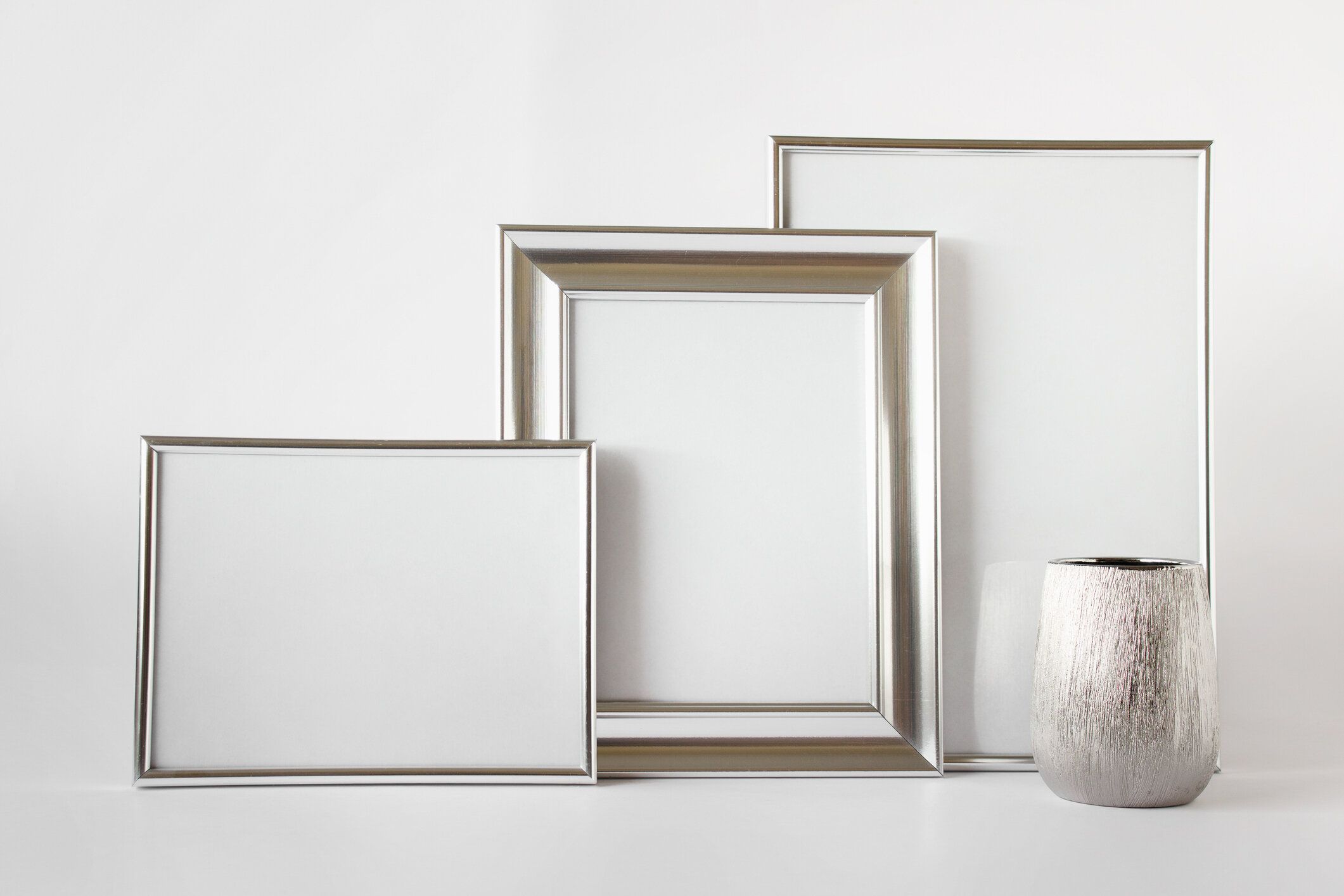 3つの空白の銀フレームと空白の銀のポットガラス