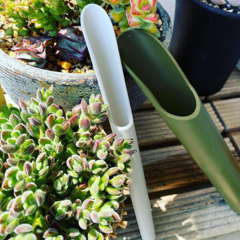 【セリア】植物の植え替えもスムーズに!爆売れしている「土入れスリム」