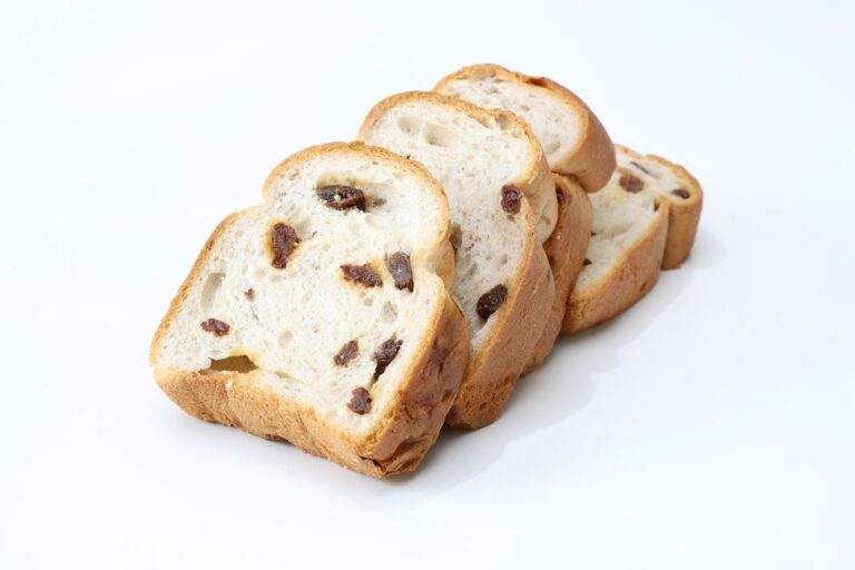 【管理栄養士監修】気になる「レーズンパン」のカロリーや炭水化物量とは？食べる際に押さえるべきポイントを紹介