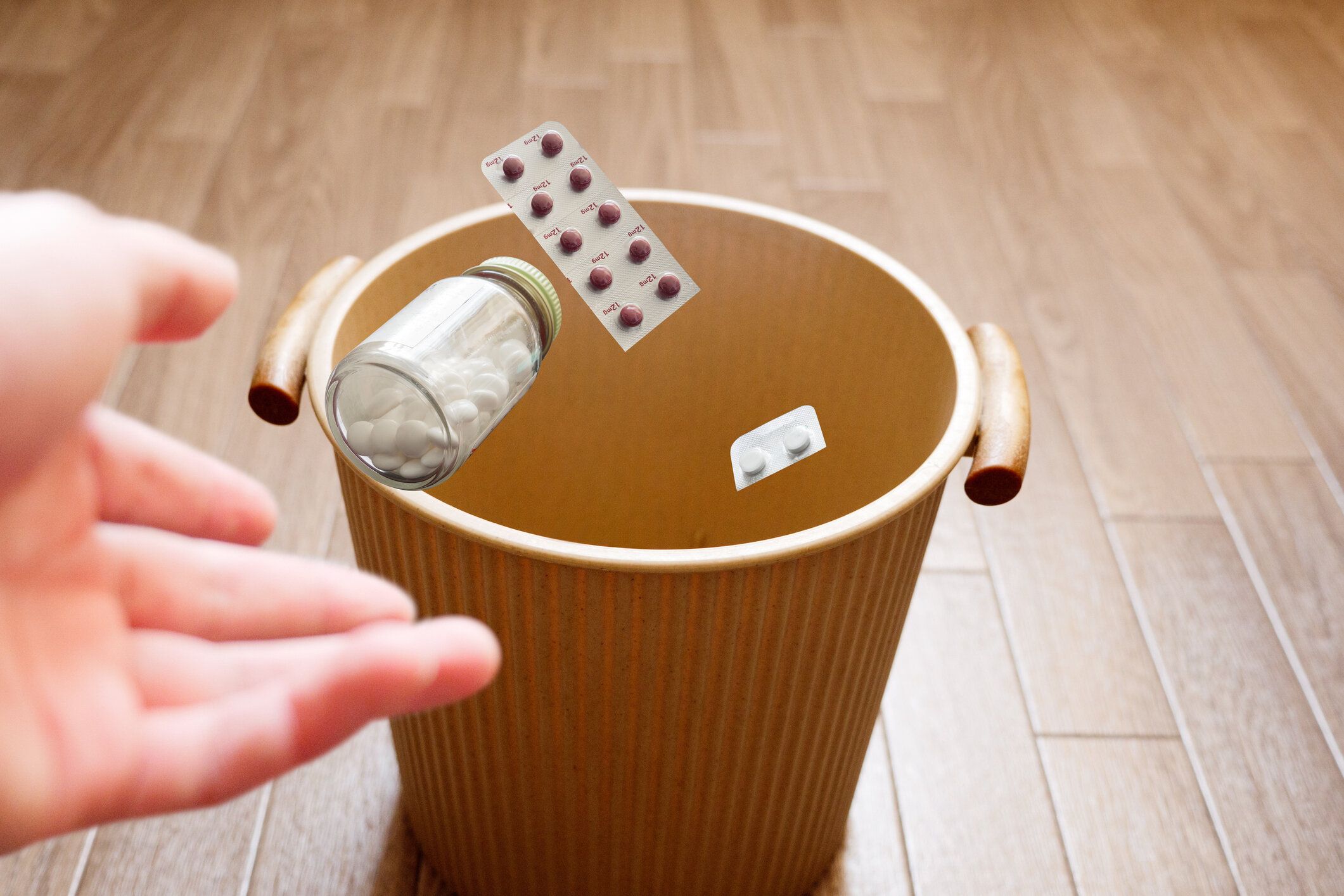 不要になった薬をゴミ箱に捨てる