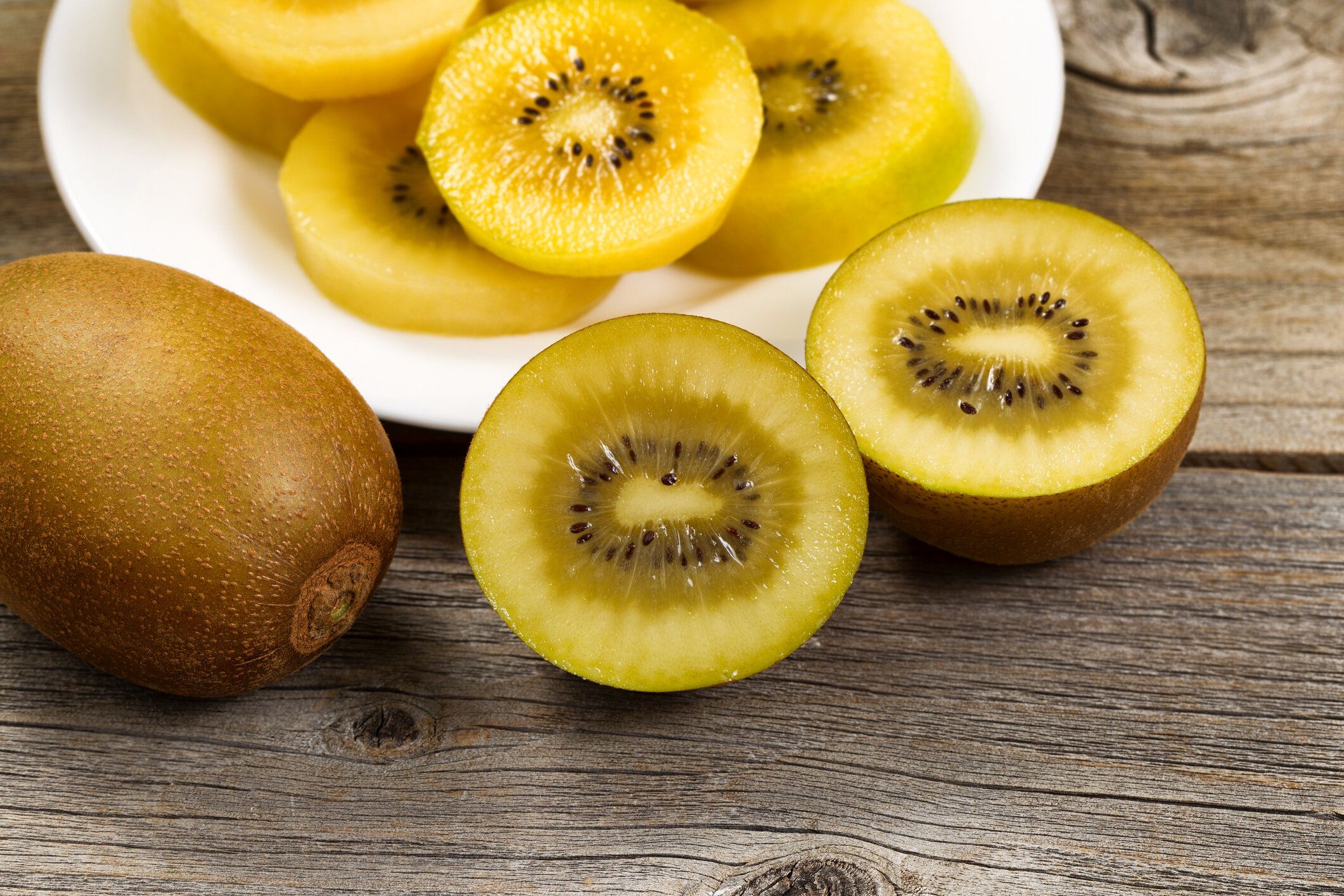 淹れたての香りのスライスにゴールドの素朴な木製ボード