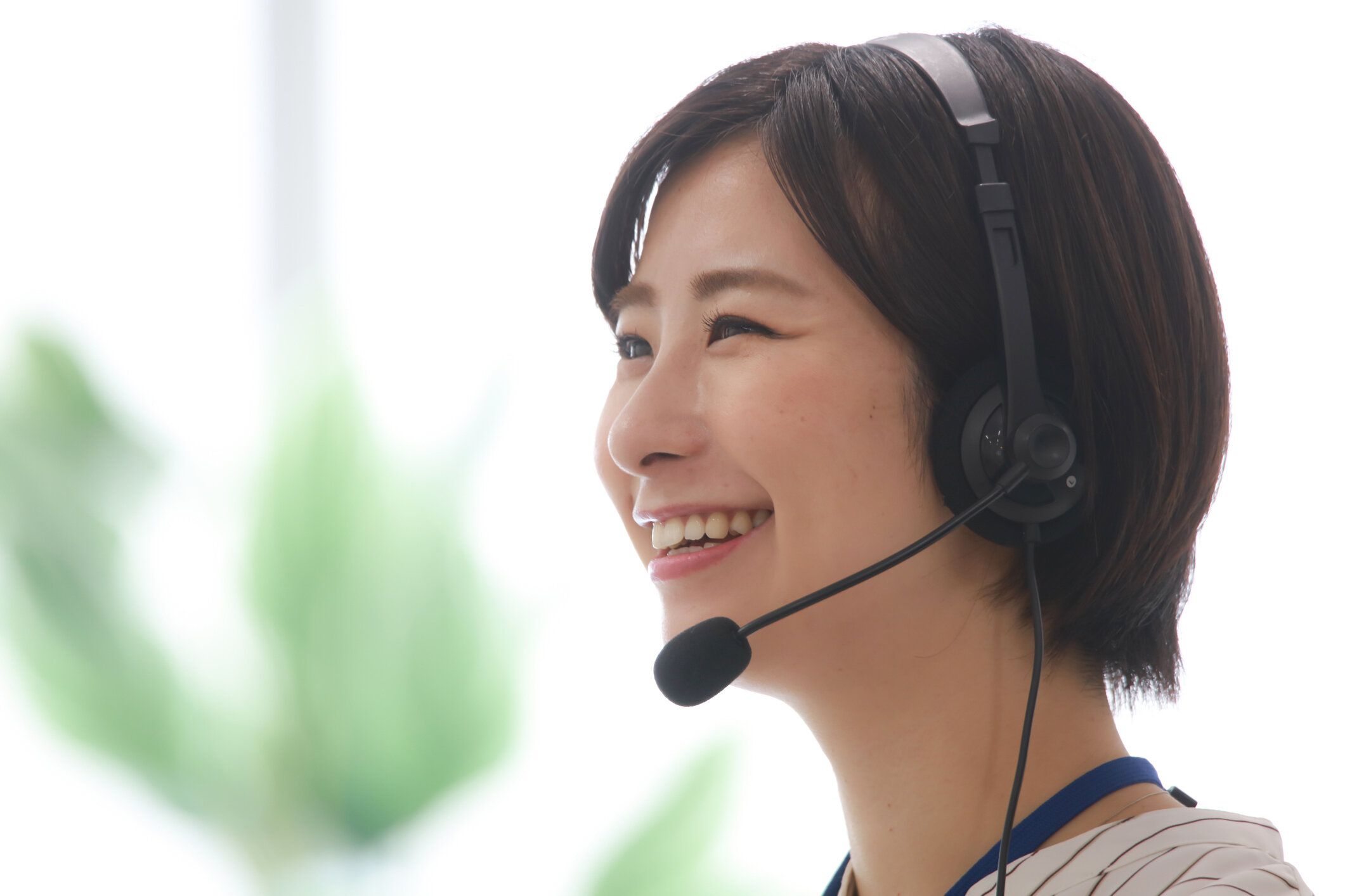 ビデオ通話を行う女性従業員