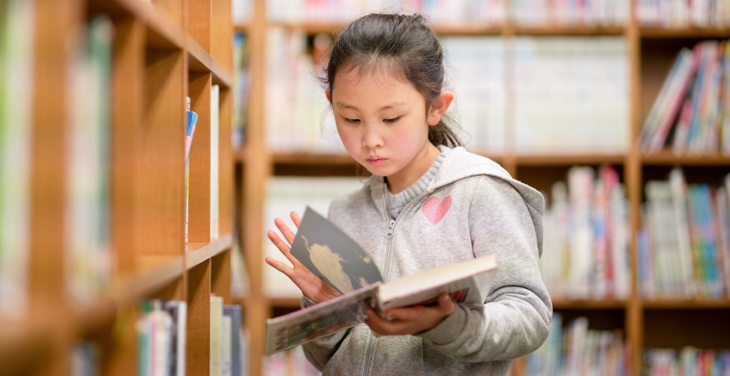 本を選ぶ女の子
