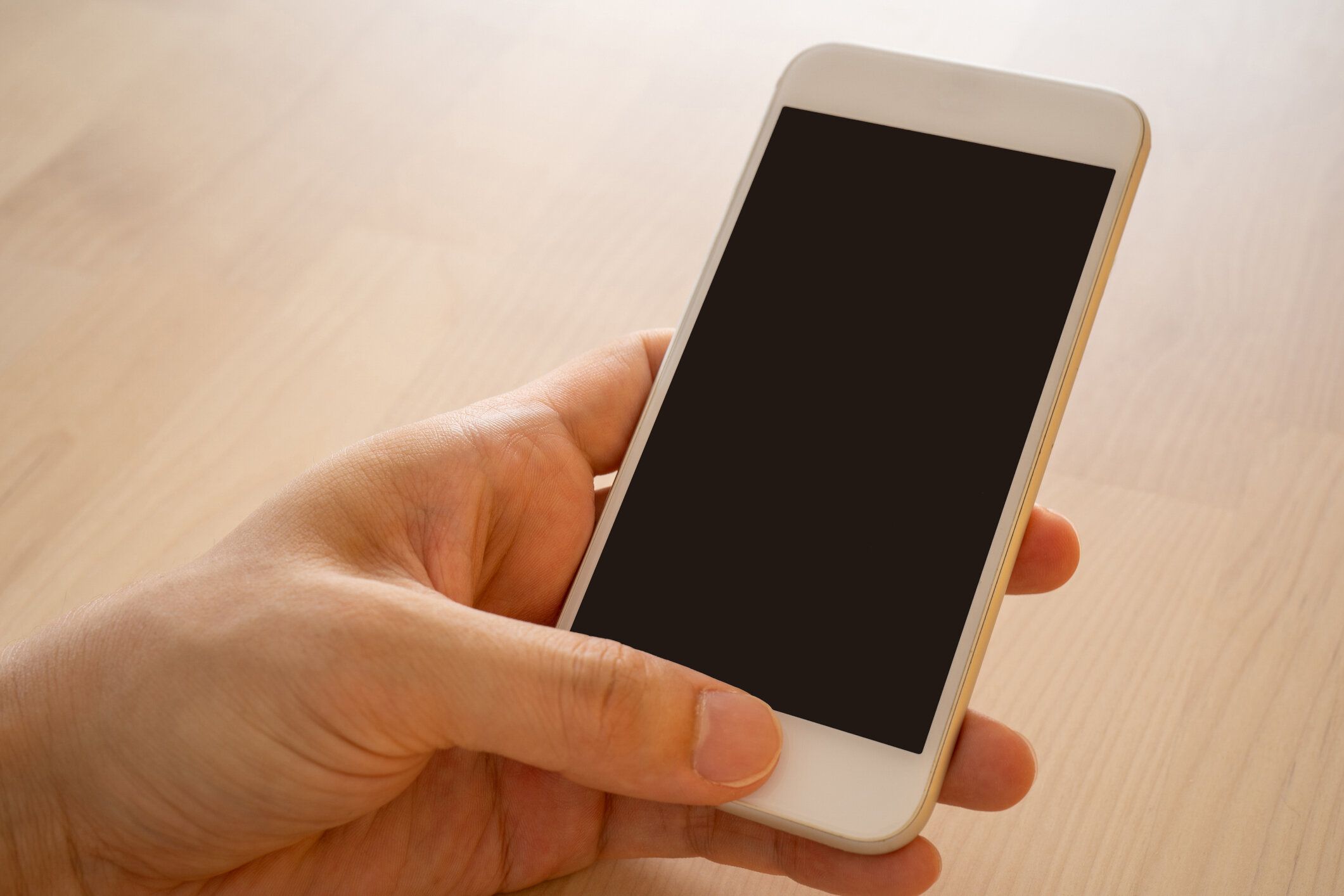 スマートフォンと男の手。