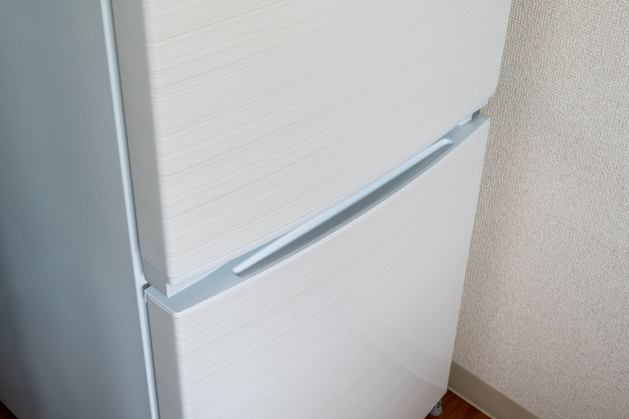 日本製の新しい白い冷蔵庫。