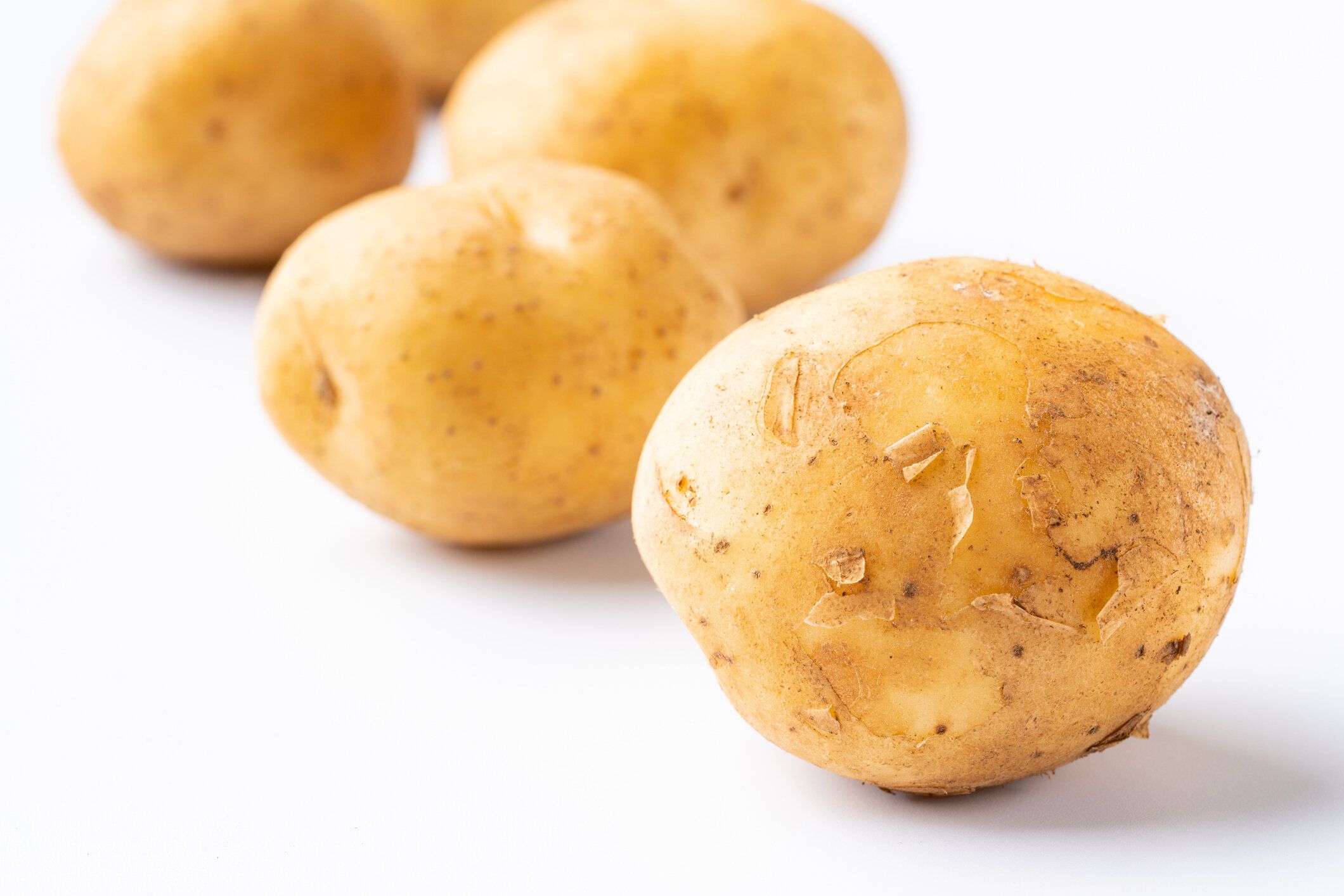 白い背景に新しいジャガイモ