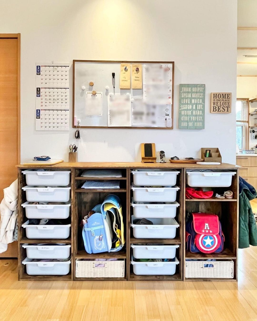 【リビング収納アイデア4選】リビングの一角に子どもの準備コーナーを設置