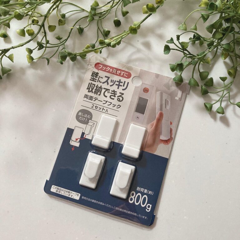 スッキリ収納！迷子になりがちなリモコンを壁かけ収納しよう