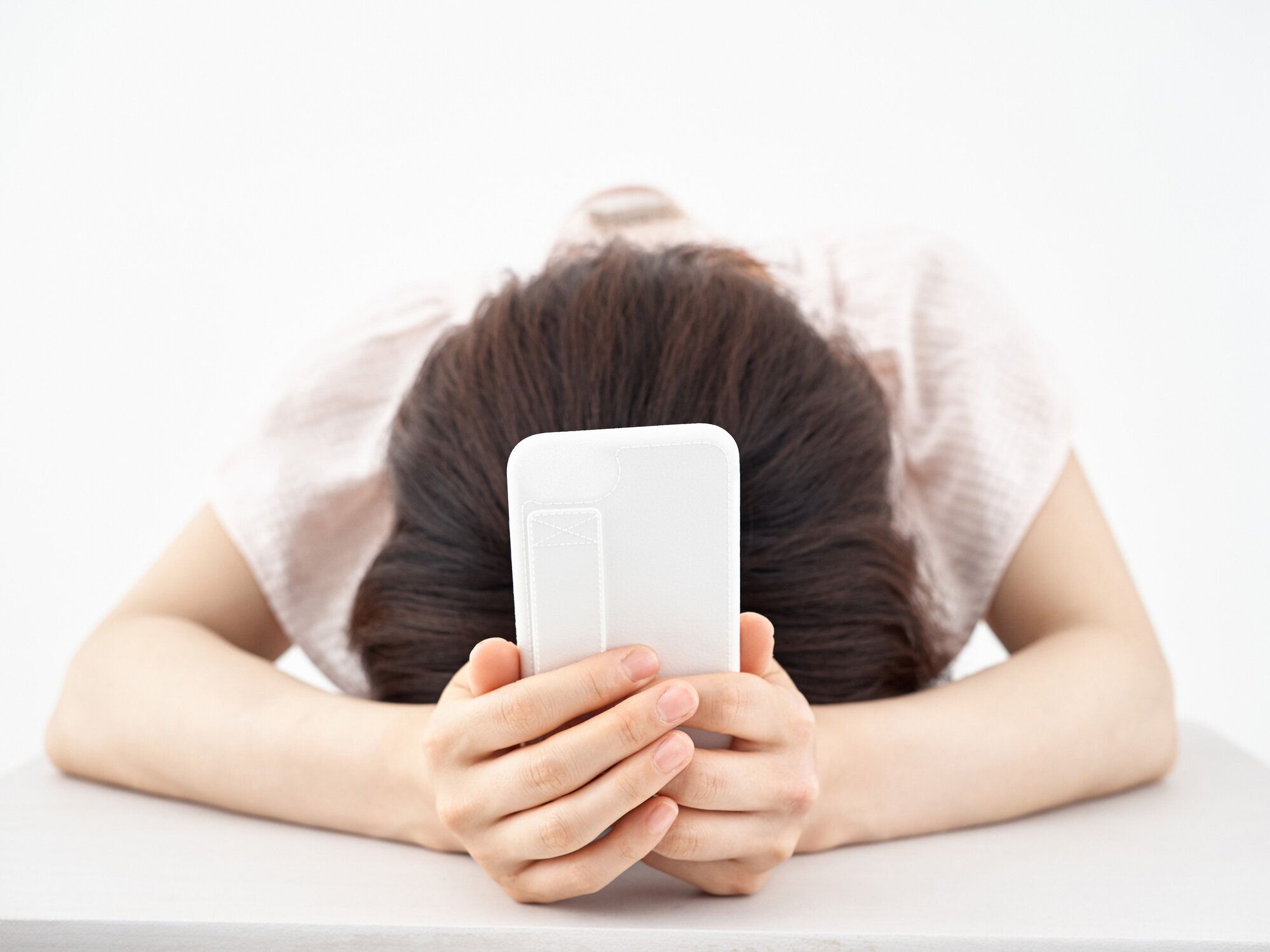 スマートフォンで失望した女性