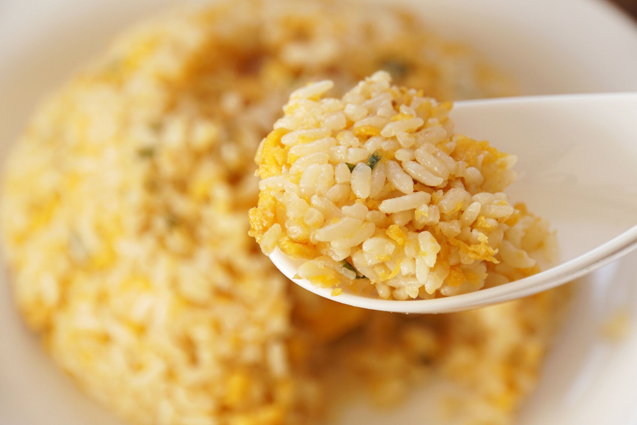 おいしいチャーハンとスプーン。