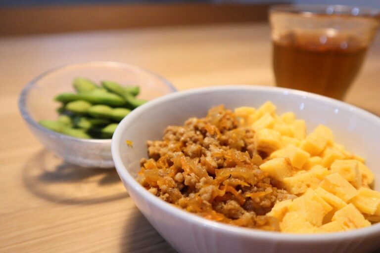 夏は丼物でラクするに限る！1品でもしっかり栄養が取れるそぼろ丼レシピ