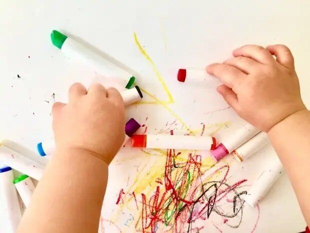 クレヨンは牛乳で落ちる!?ついた場所別の落とし方を紹介します